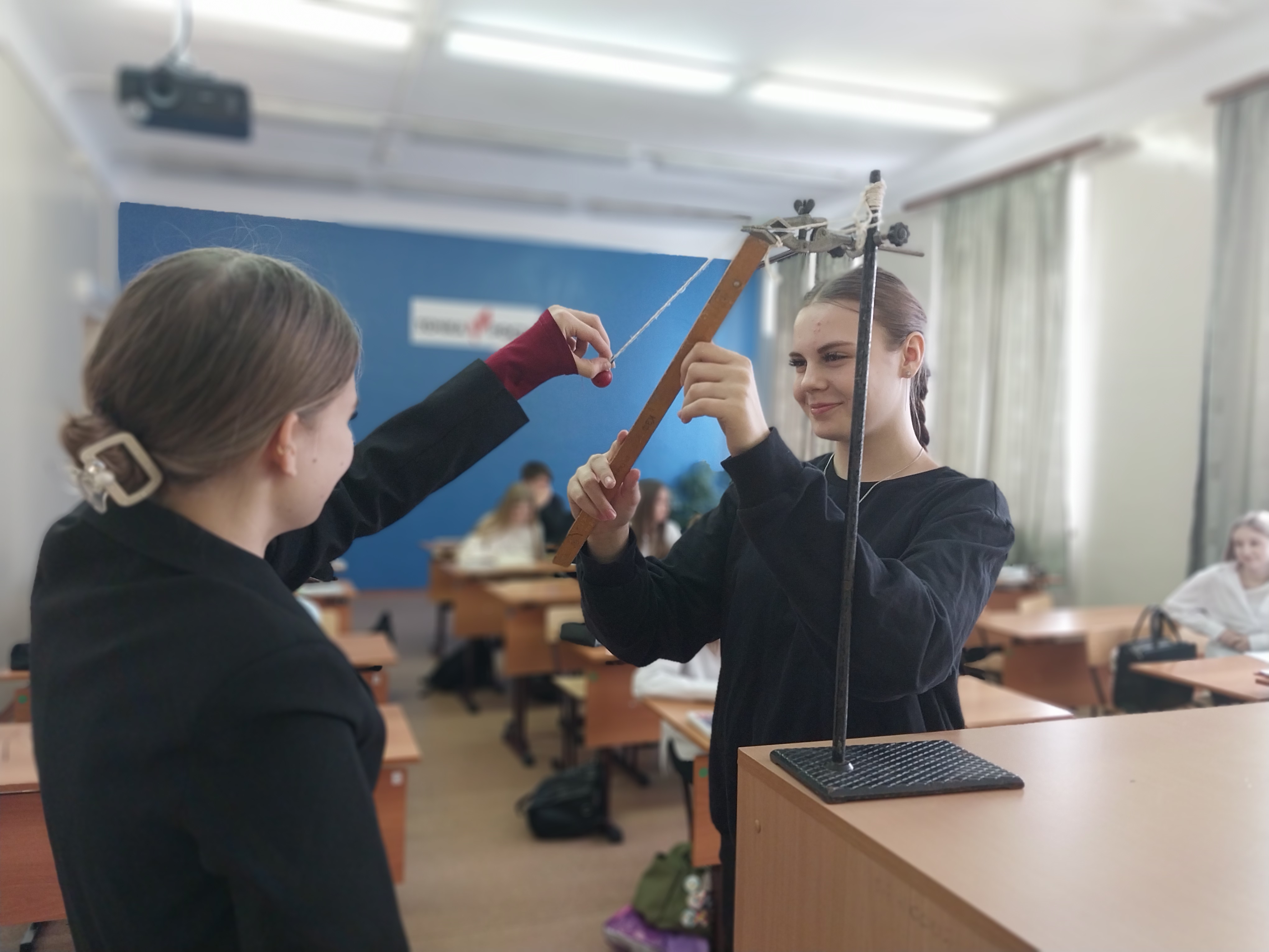«Определение частоты и периода колебаний пружинного маятника».